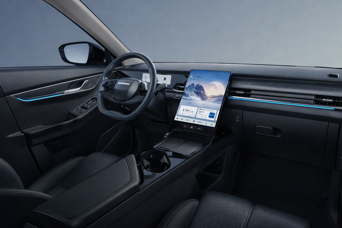 Interior de carro moderno com painel digital, isolamento acústico e ergonomia pensados para reduzir a ansiedade no trânsito urbano.