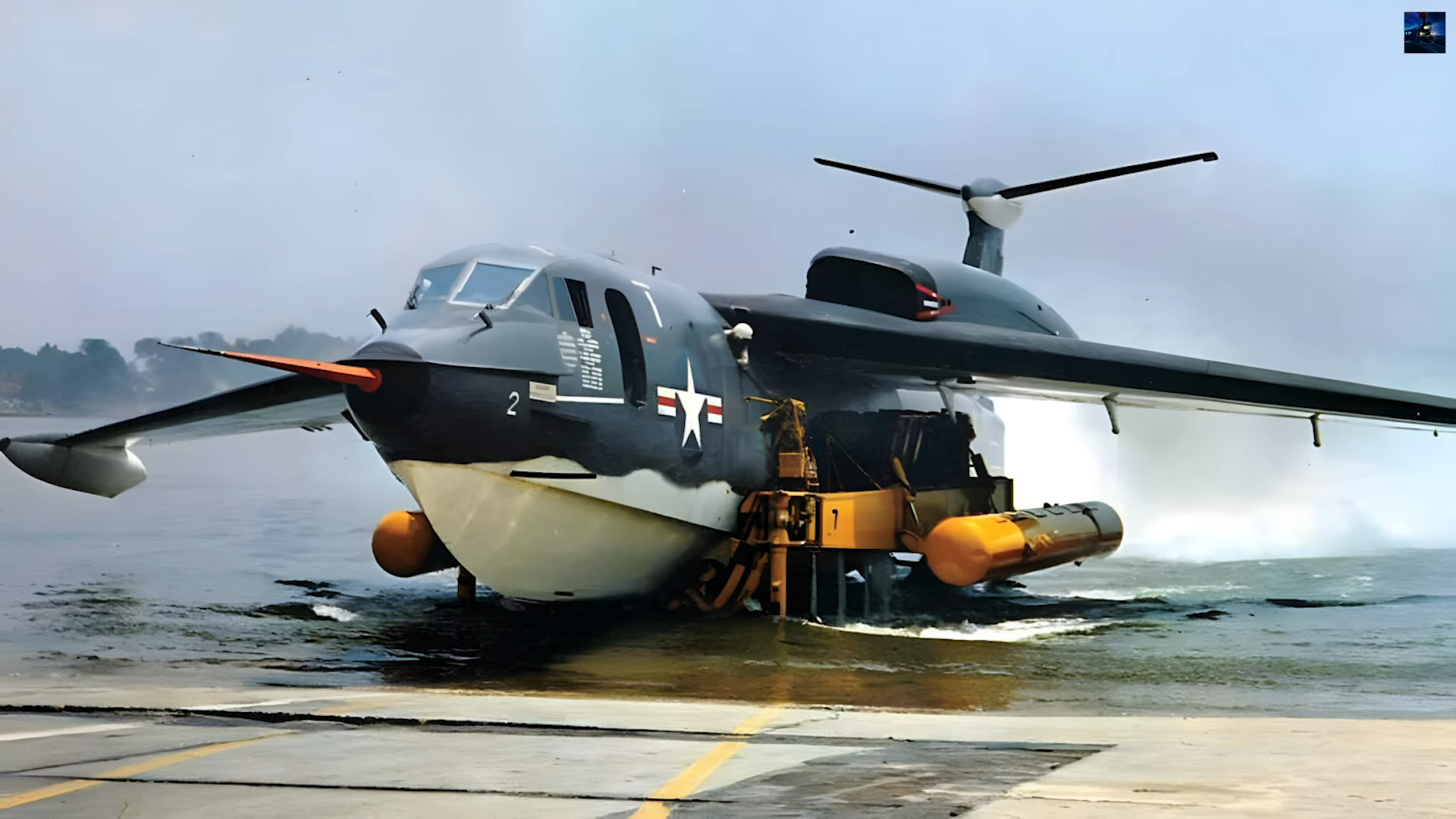 Com quase 41 metros de comprimento, voo rente ao oceano, quatro motores a jato e capacidade de levar 13 toneladas de armamento nuclear sem usar pistas, o hidroavião militar Martin P6M Seamaster foi testado como base aérea móvel e abandonado antes de entrar em serviço