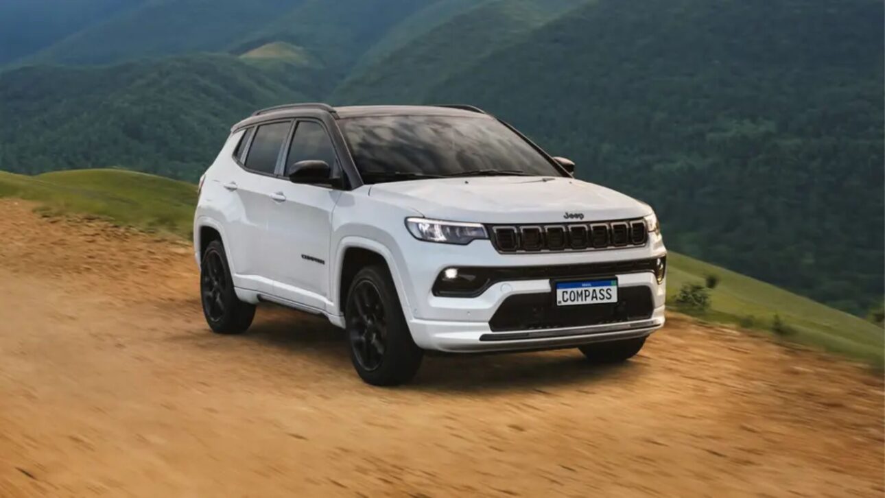 Jeep Compass Blackhawk 2026 con motor Hurricane flex de 272 cv en escenario urbano