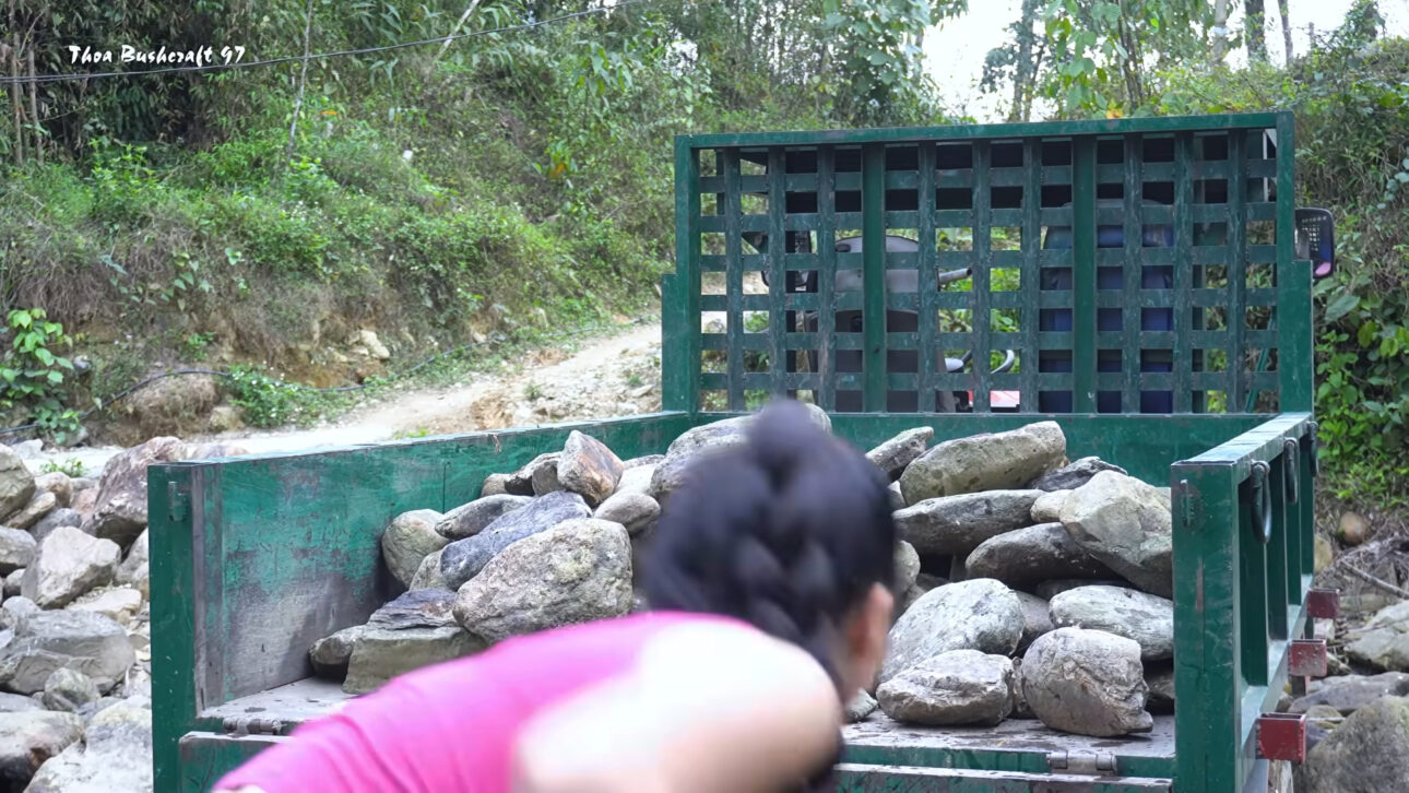 Sola y en solo 60 días, joven construye casa de piedra completa en medio de la naturaleza, sin tractor, sin máquinas pesadas y utilizando solo herramientas simples