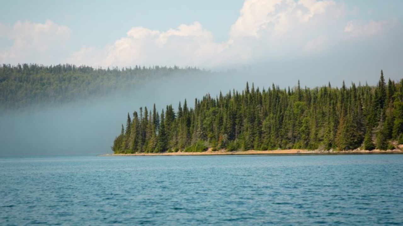 Descubra por que o lago superior é o maior lago de água doce do mundo em extensão territorial, suas dimensões, origem geológica e como ele muda ao longo das estações.