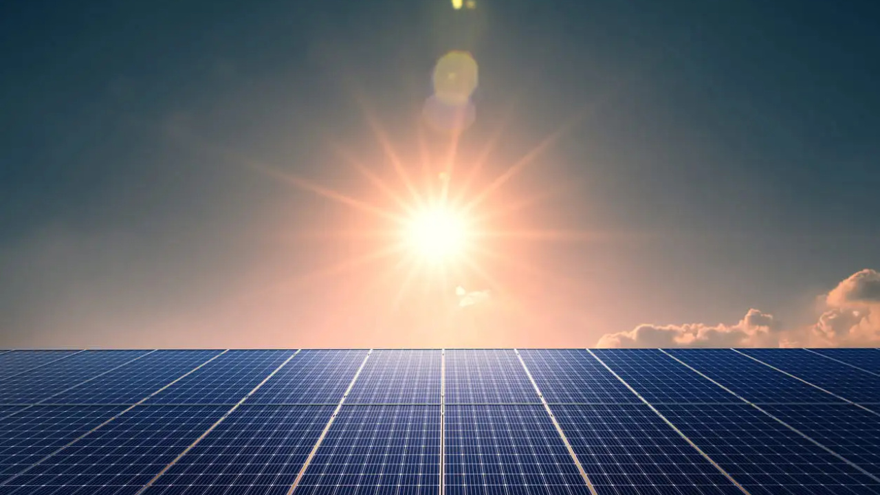 Estudo teórico liderado por pesquisadora brasileira sugere que a luz solar pode gerar mais energia útil ao se comportar como um fluido, ampliando aplicações em células solares e dispositivos ópticos.