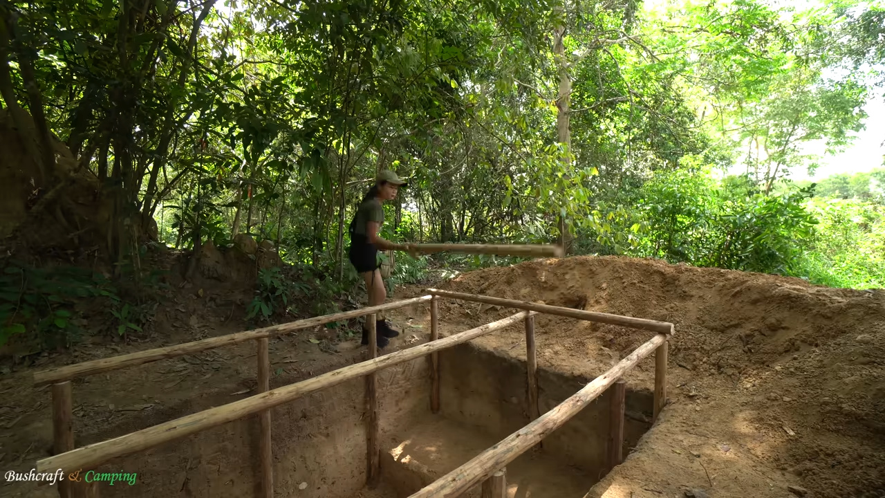 En apenas 32 días, mujer construye casa subterránea de madera totalmente autosuficiente, vive fuera de la red eléctrica y crea refugio oculto en la naturaleza