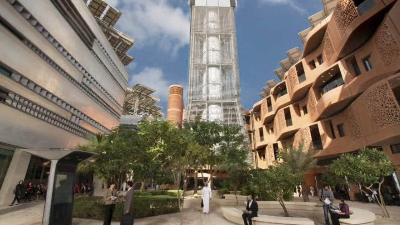 Masdar City, em Abu Dhabi, surge como símbolo da transição do petróleo para a energia limpa. A cidade sustentável no deserto atrai empresas, universidades e chama atenção do mundo.