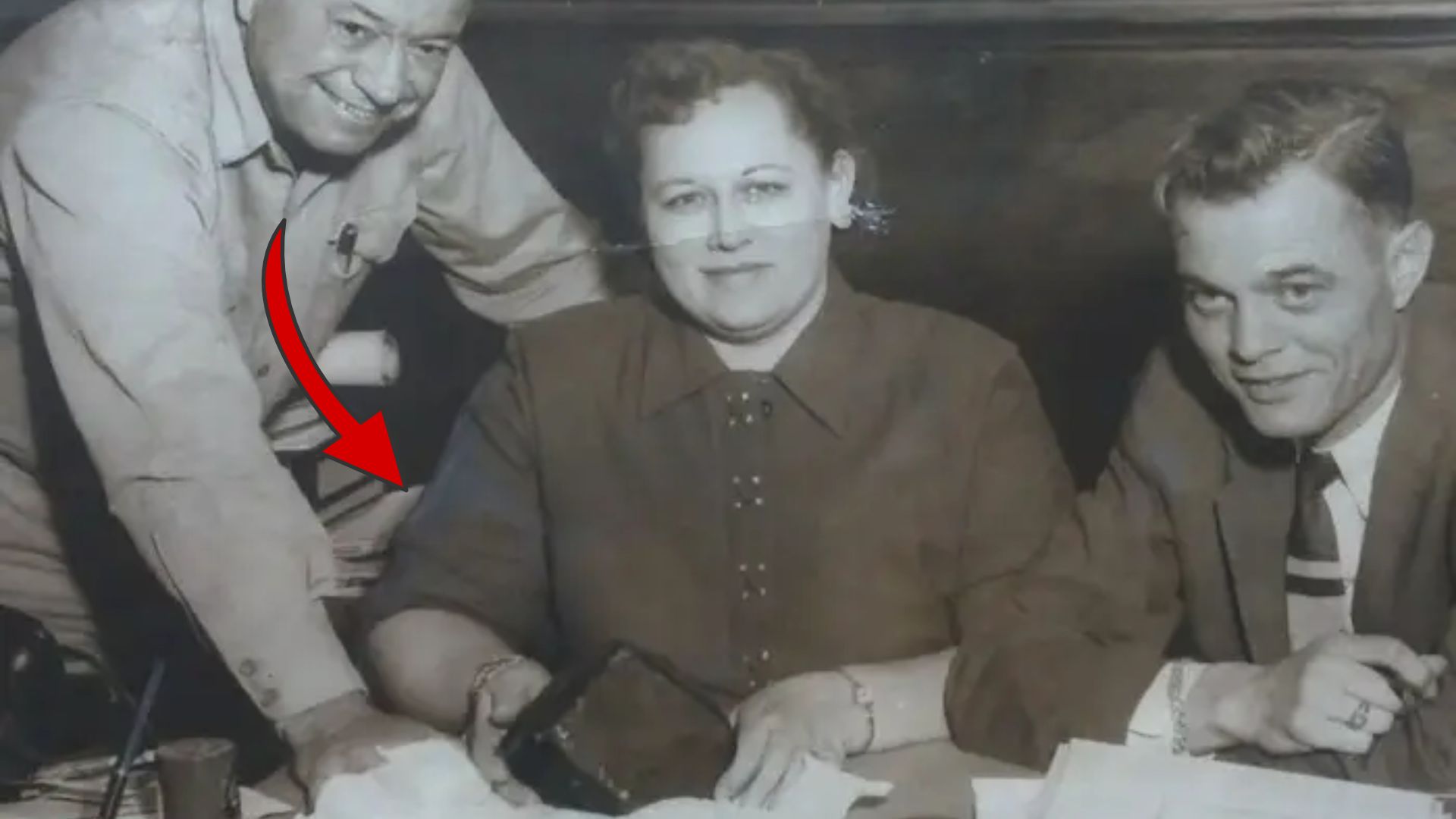 Ilustração mostra mulher nos anos 1950 em sala de estar após meteorito atravessar o teto de uma casa no Alabama.