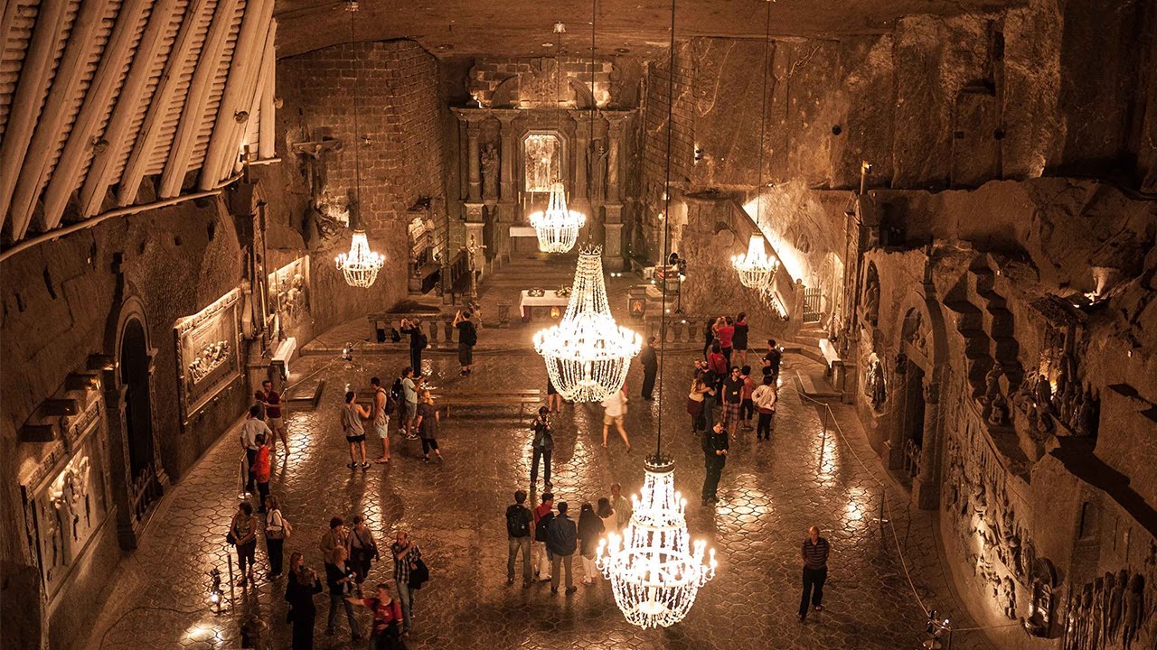 Escavada a mais de 100 metros de profundidade em uma mina de sal ativa, esta catedral subterrânea foi talhada diretamente no sal sólido, possui salões monumentais e permanece estruturalmente estável há séculos