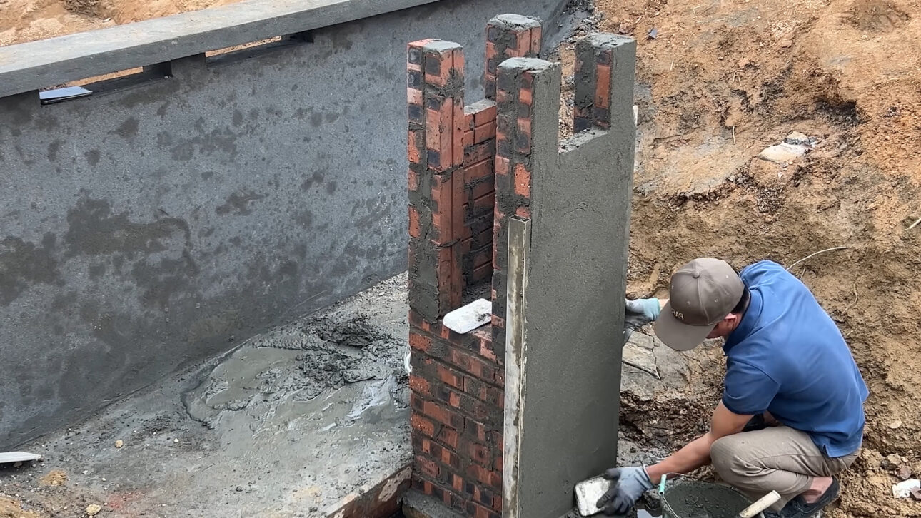 Hombre construye mini usina hidrelétrica del cero, genera energía en 220 V con turbina exclusiva y pasa a vivir con autonomía fuera de la red eléctrica