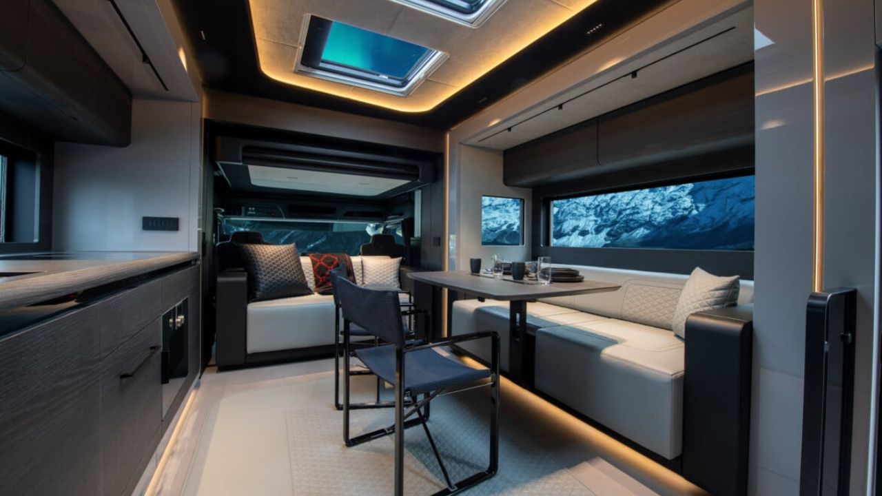 Conozca el motorhome de lujo valorado en R$ 3,3 millones que recorre Brasil con la comodidad de un apartamento y la potencia de un camión. Vea detalles de la construcción, el espacio interior, la autonomía y la tecnología.