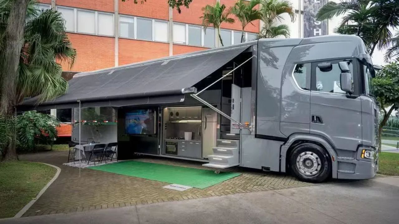 Conheça o motorhome de luxo avaliado em R$ 3,3 milhões que roda o Brasil com conforto de apartamento e potência de caminhão. Veja detalhes da construção, espaço interno, autonomia e tecnologia.