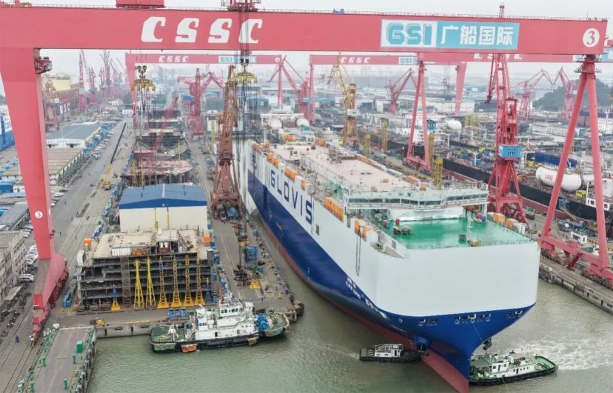 China lança maior navio transportador de carros do mundo, com capacidade para 10.800 veículos, movido a GNL e alinhado às normas ambientais Tier III.