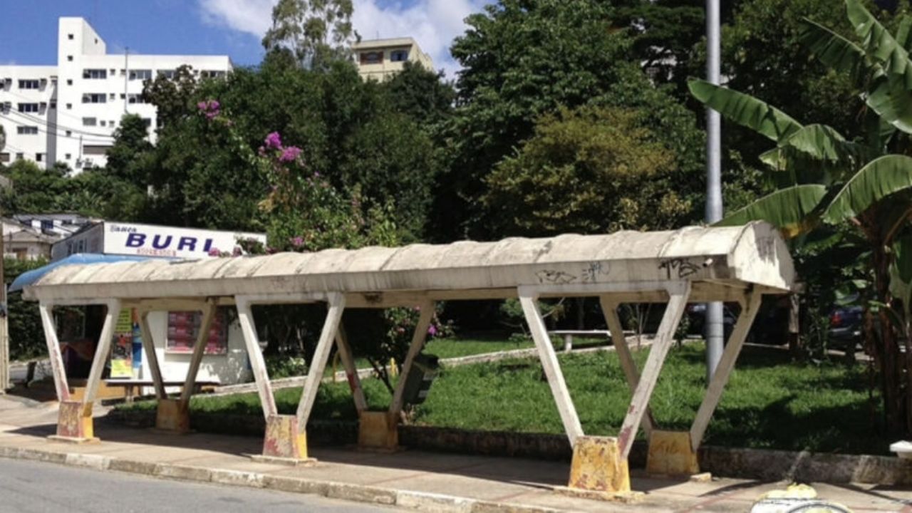 Conheça o ponto de ônibus mais antigo de São Paulo, na Vila Ipojuca, um símbolo da história do transporte e da memória urbana da cidade.