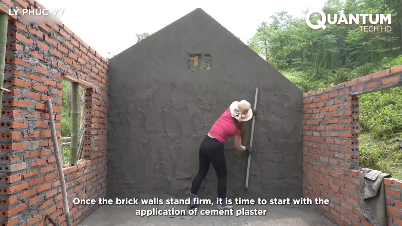 Tras perder su casa en un incendio, mujer construye un nuevo hogar en la selva en solo 90 días, vive aislada de la civilización y transforma la tragedia en refugio autosuficiente desde cero