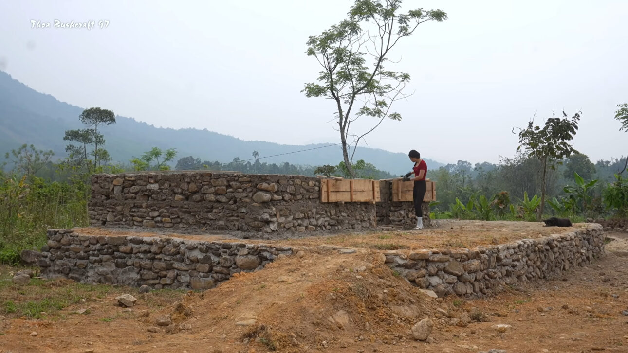 Sola y en solo 60 días, joven construye casa de piedra completa en medio de la naturaleza, sin tractor, sin máquinas pesadas y utilizando solo herramientas simples