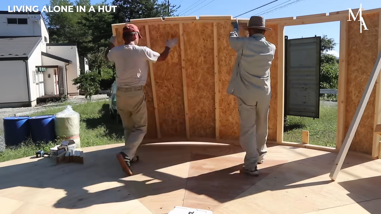 Hombre Construye Casa De Madera Japonesa Off-Grid En Apenas 30 Días, Solo Y Entre La Selva Y Un Río: Una Estructura Completa Con Pilares, Paredes Aisladas, Techo, Fontanería Y Interiores Que Forman Una Residencia Funcional Y Autosuficiente