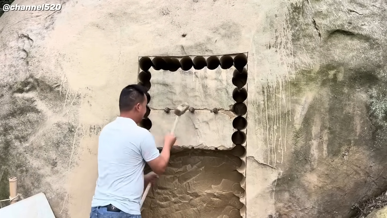 Un hombre esculpió una casa dentro de una roca gigante durante 15 meses, solo, en medio de la naturaleza: un refugio subterráneo moldeado directamente en la piedra, con entradas talladas, nichos internos y acabado final digno de una residencia aislada
