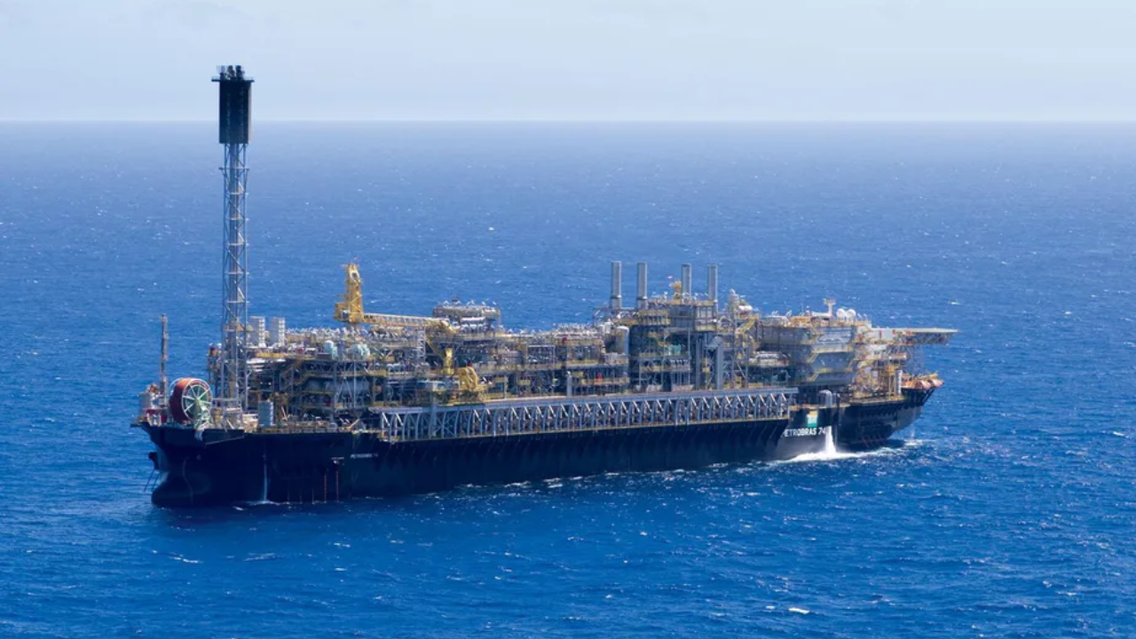 A Petrobras iniciou a produção de petróleo e gás da plataforma P-78 no campo de Búzios, no pré-sal da Bacia de Santos, ampliando a capacidade produtiva e a oferta de gás natural no Brasil.