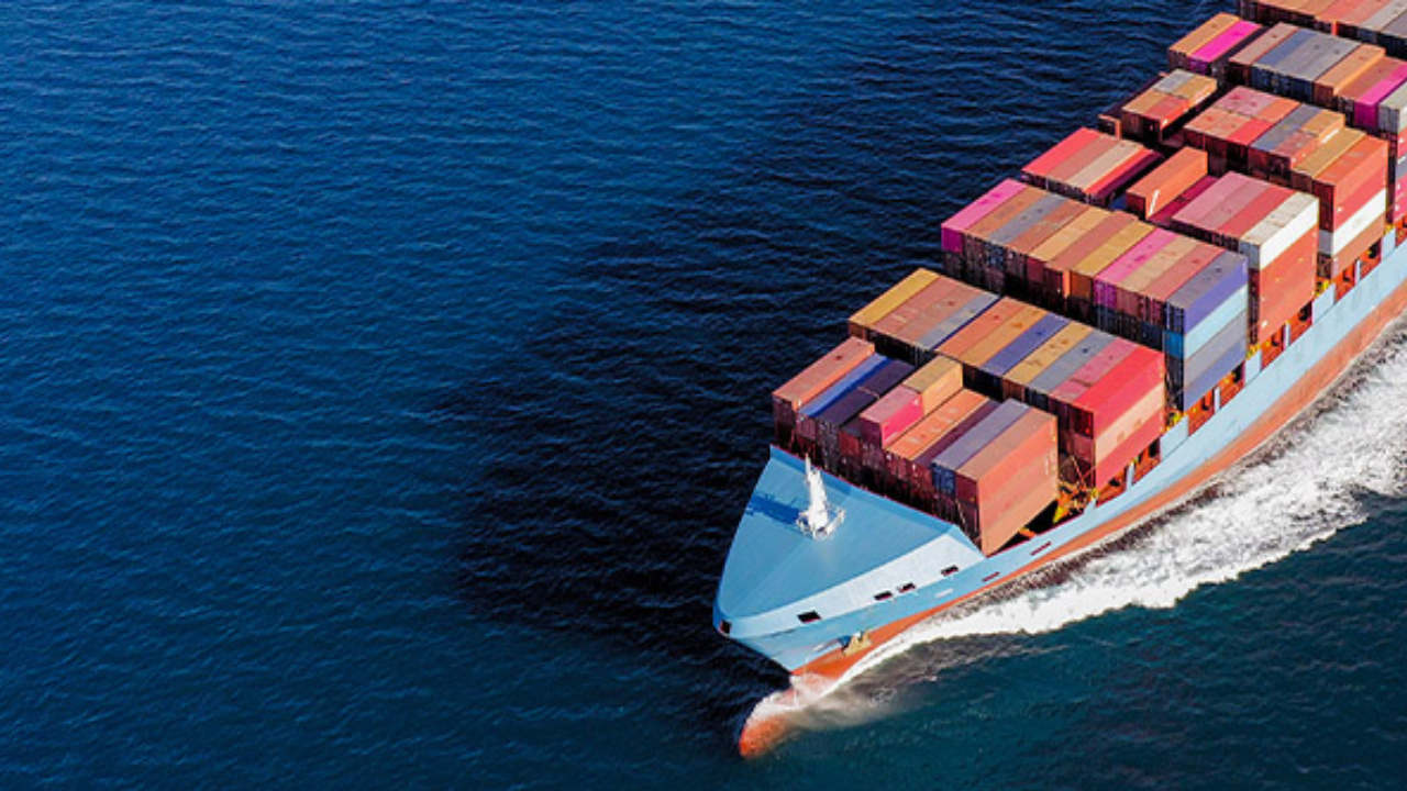 Com o petróleo em patamares baixos, empresas do transporte marítimo enfrentam dificuldades para acelerar a transição energética. Cargill avalia custos, riscos e timing dos investimentos em combustíveis de baixo carbono.