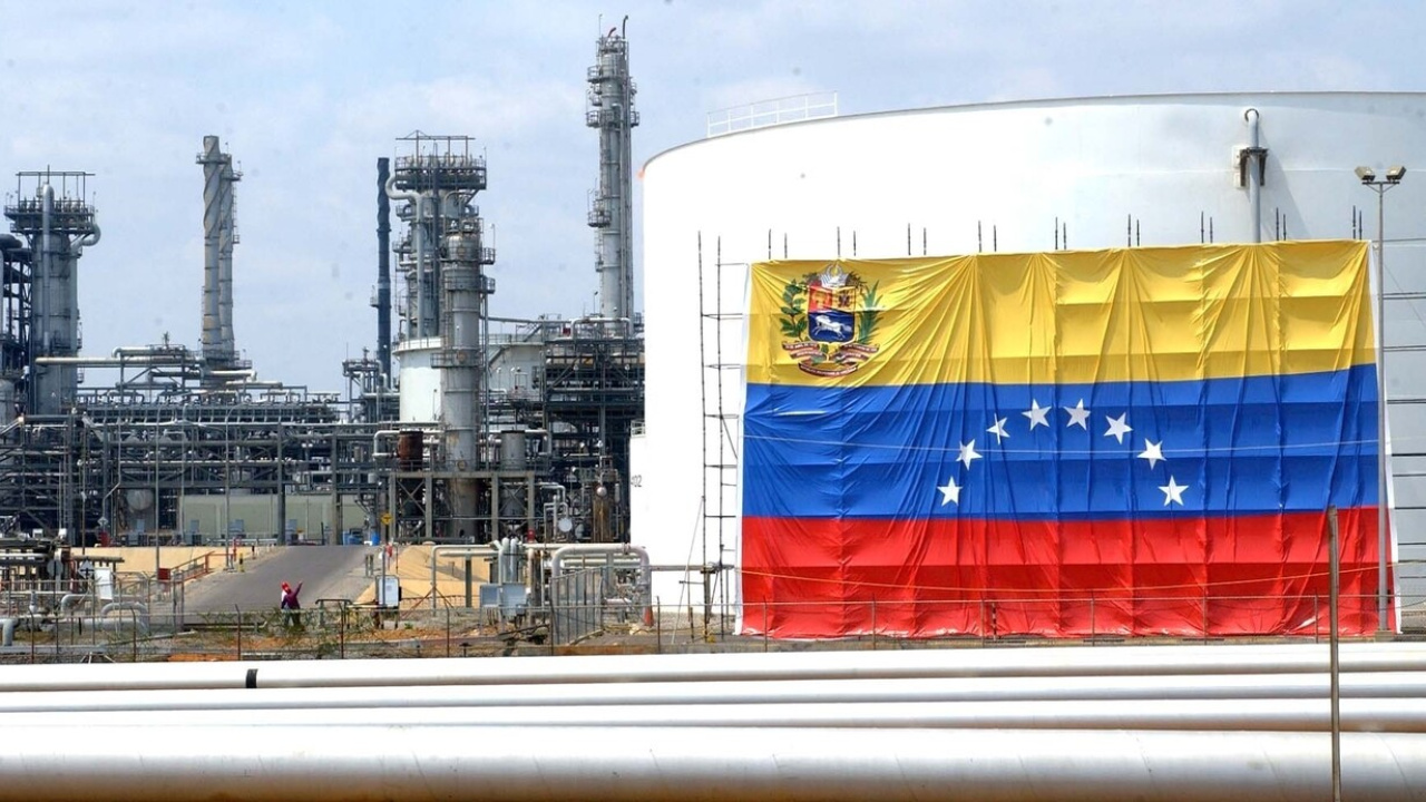 EUA concluem a primeira venda de petróleo da Venezuela, avaliada em US$ 500 milhões, e sinalizam novas transações, enquanto executivos do setor demonstram ceticismo sobre investimentos no país.