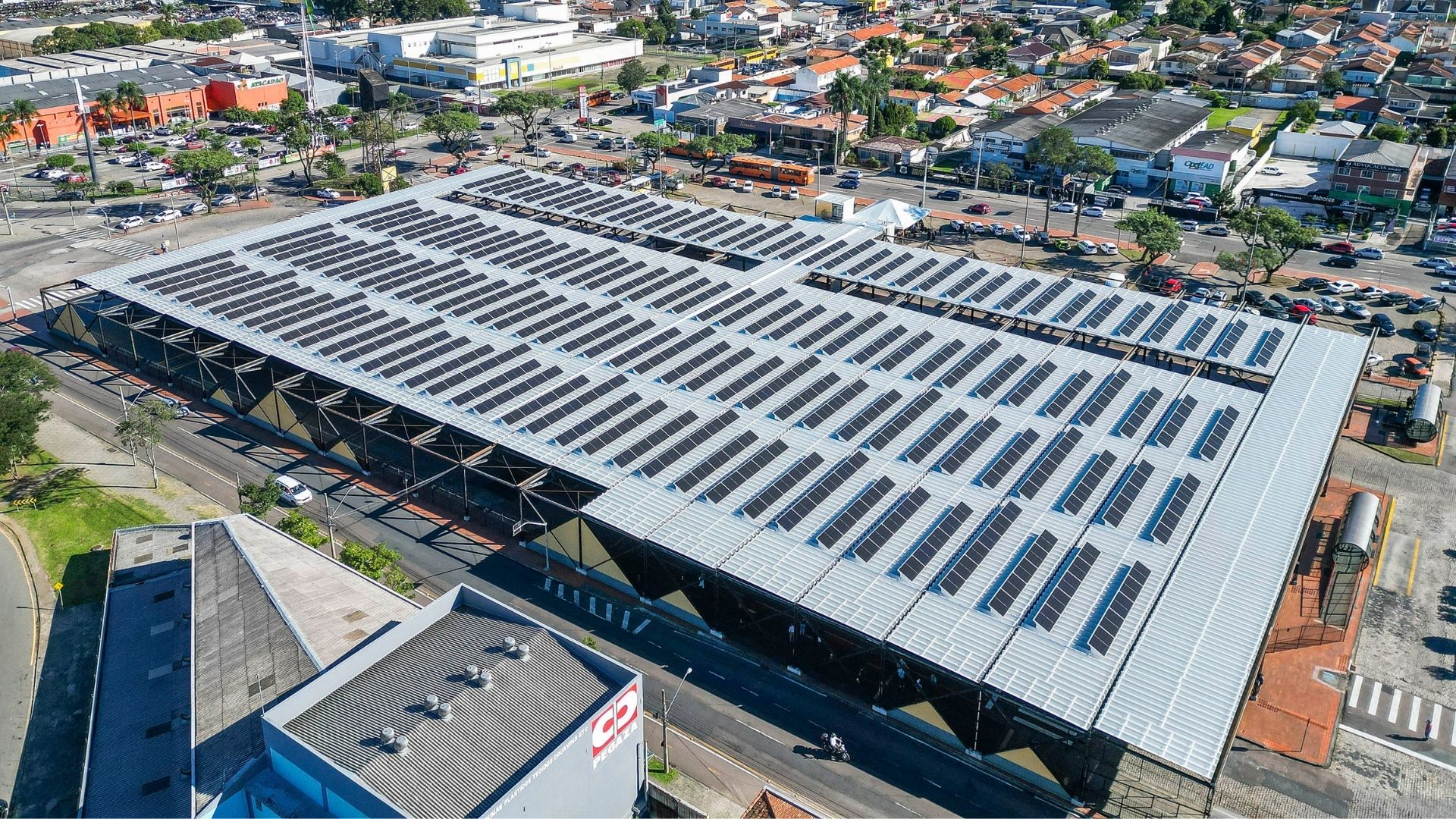 Vista aérea da Pirâmide Solar de Curitiba com painéis fotovoltaicos instalados sobre estrutura urbana no bairro Caximba