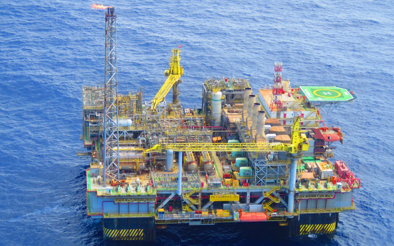 A plataforma P-55 é um marco da engenharia offshore brasileira, operando na Bacia de Campos e produzindo até 180 mil barris de petróleo por dia em águas profundas.