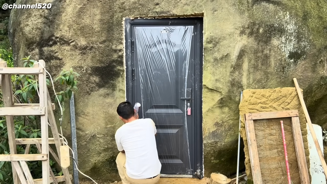 Un hombre esculpió una casa dentro de una roca gigante durante 15 meses, solo, en medio de la naturaleza: un refugio subterráneo moldeado directamente en la piedra, con entradas talladas, nichos internos y acabado final digno de una residencia aislada