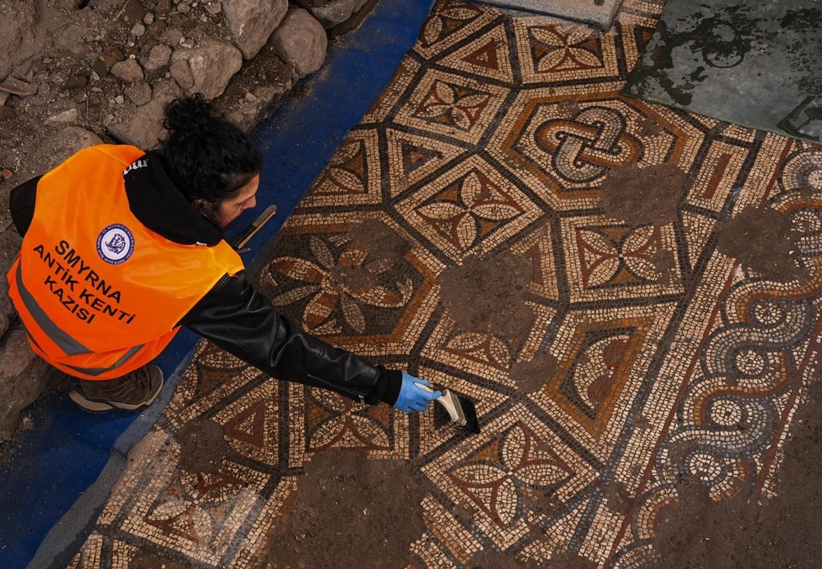 Sala com mosaicos de 1.600 anos é descoberta em Esmirna, na Turquia, com símbolo do Nó de Salomão em área cívica romana.