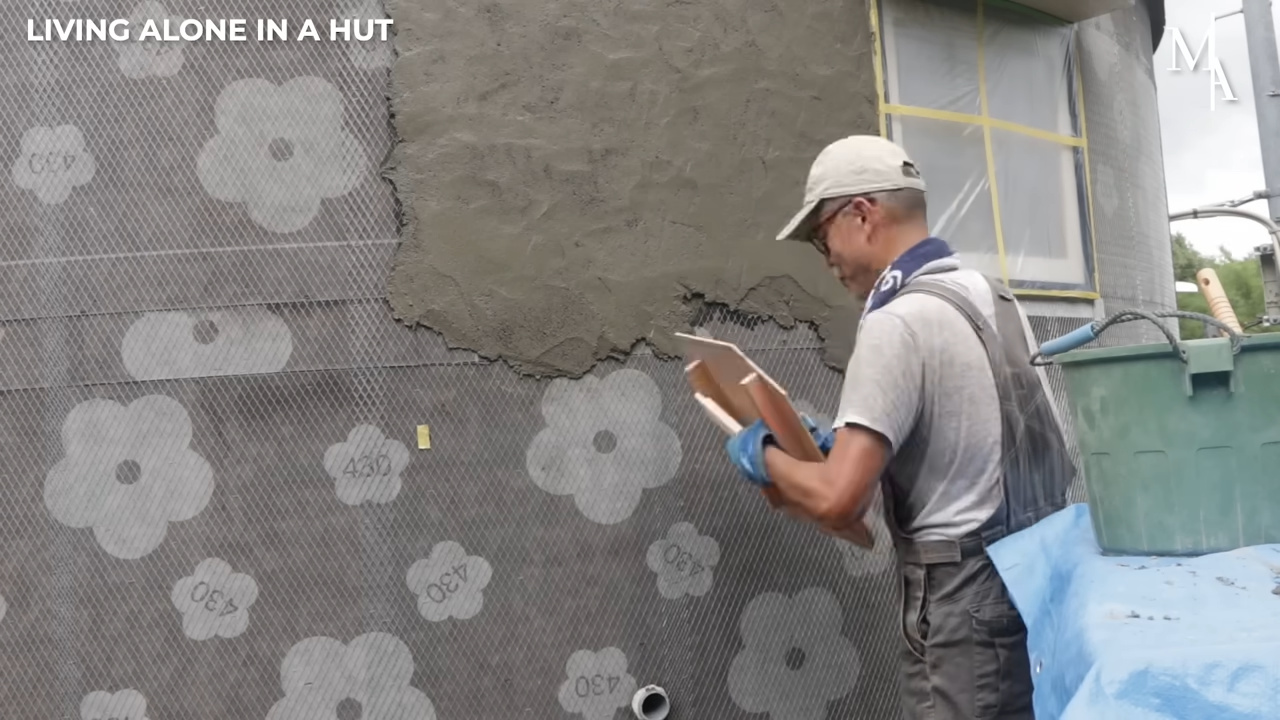 Hombre Construye Casa De Madera Japonesa Off-Grid En Apenas 30 Días, Solo Y Entre La Selva Y Un Río: Una Estructura Completa Con Pilares, Paredes Aisladas, Techo, Fontanería Y Interiores Que Forman Una Residencia Funcional Y Autosuficiente