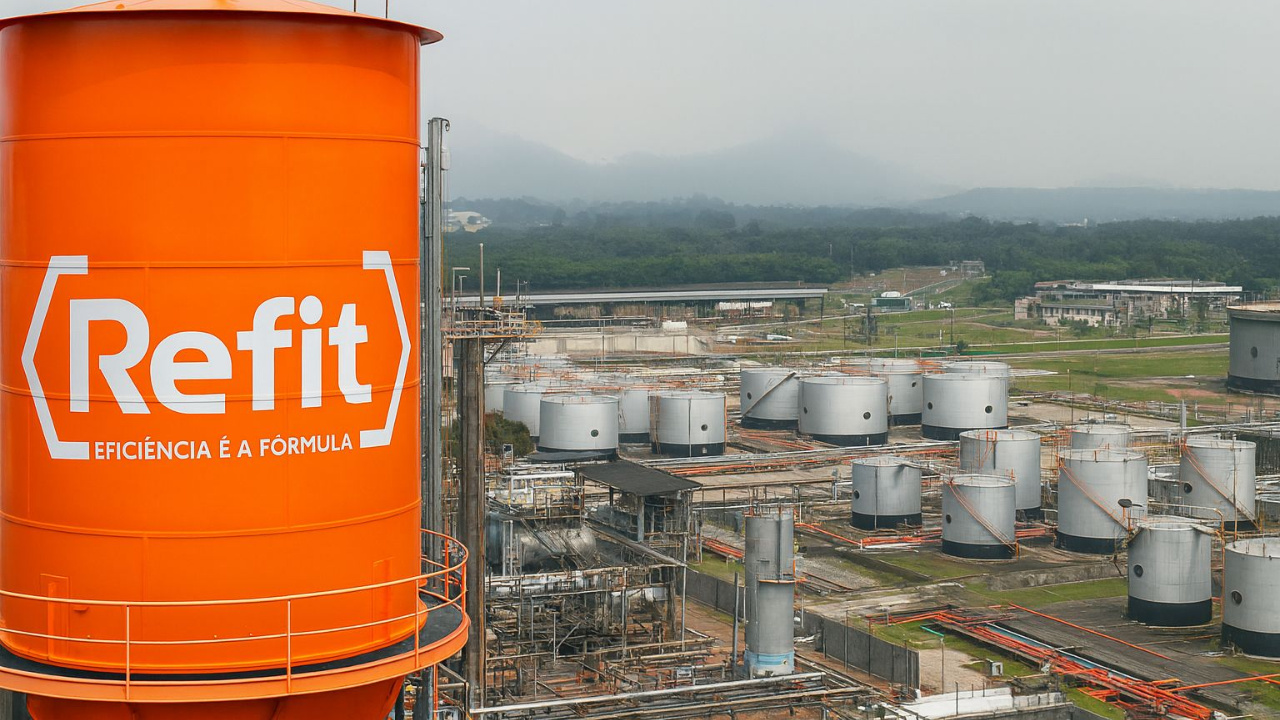 A ANP determinou a interdição total da Refit, no Rio de Janeiro, após identificar falhas graves de segurança na produção de derivados de petróleo e risco iminente de incêndio.