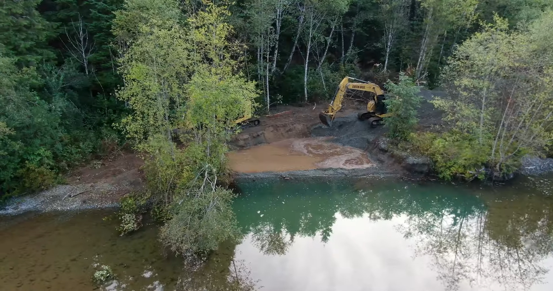 Após décadas de retificação forçada, escavadeiras removem diques, quebram margens artificiais e devolvem curvas naturais ao rio Skjern, revertendo uma das maiores intervenções fluviais já feitas na Dinamarca
