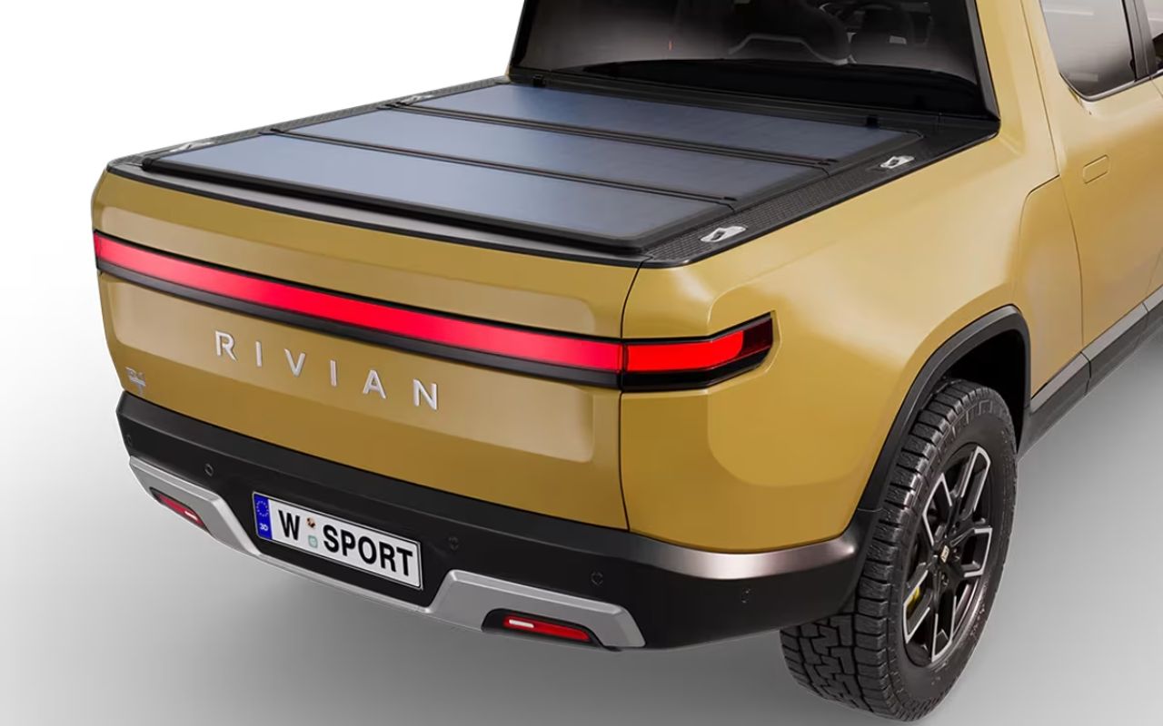 Rivian e Worksport apresentam capota solar para picape elétrica R1T que gera energia renovável de até 250 W. Entenda como funciona, limitações e o impacto dessa inovação no universo dos EVs.