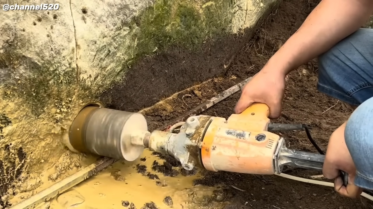 Un hombre esculpió una casa dentro de una roca gigante durante 15 meses, solo, en medio de la naturaleza: un refugio subterráneo moldeado directamente en la piedra, con entradas talladas, nichos internos y acabado final digno de una residencia aislada