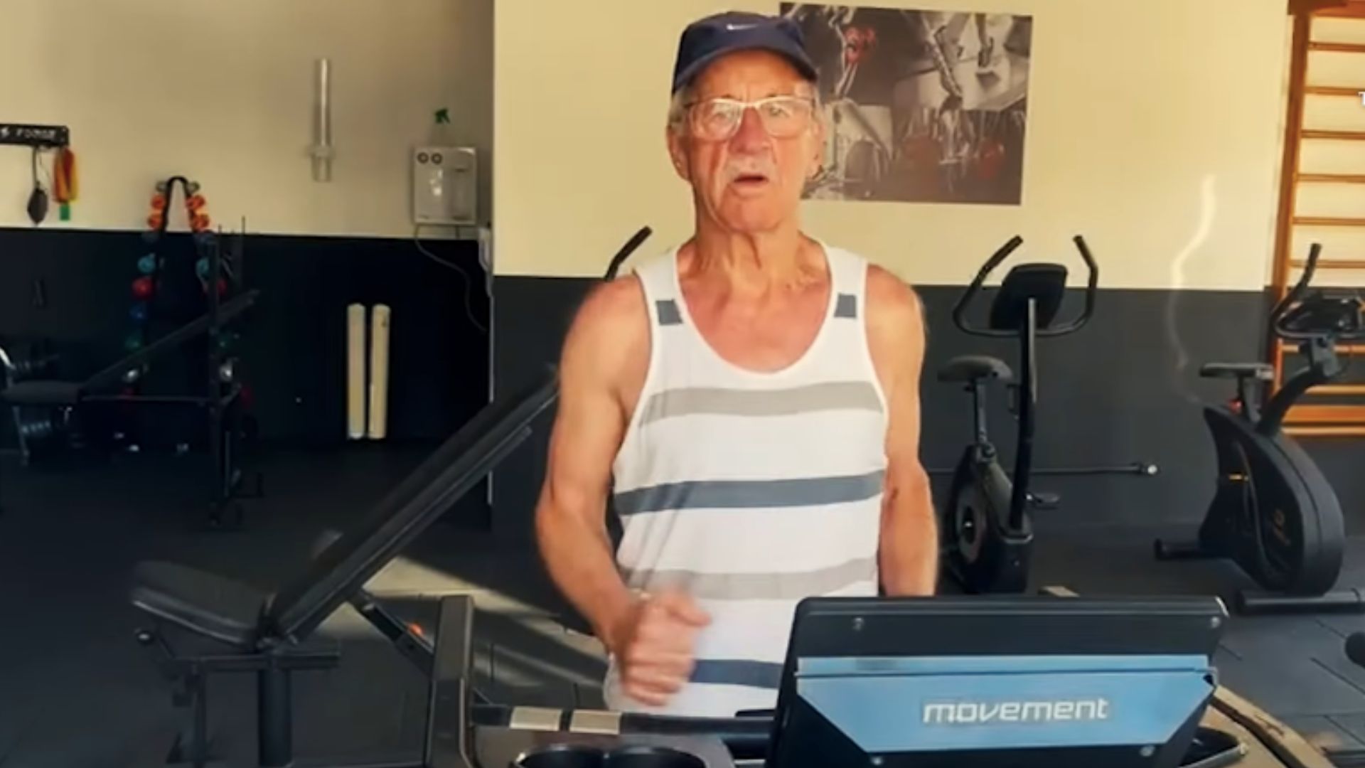 Idoso de 77 anos correndo na rua com medalhas no peito, representando superação, esporte e qualidade de vida na terceira idade