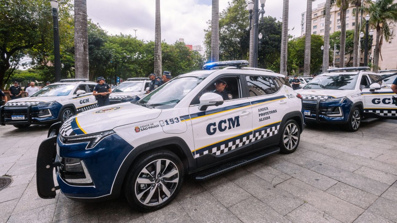 Vehículos de la Guarda Civil Metropolitana de São Paulo alineados en área urbana, con agentes a bordo e identidad visual oficial de la corporación.