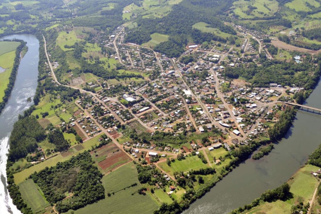 ciudades brasileñas ofrecen tierra gratis y alivian costo de vida, pero mercado de trabajo local, calor y trabajo remoto definen si la mudanza compensa.