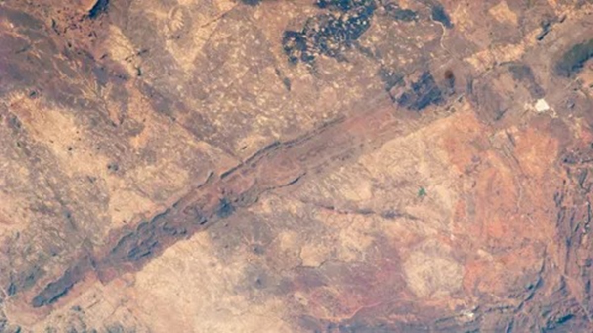 Um astronauta não identificado a bordo da Estação Espacial Internacional tirou esta foto impressionante da seção mais ao sul do Grande Dique do Zimbábue. Partes da estrutura foram deslocadas umas das outras por movimentos tectônicos desde sua formação, há 2,5 bilhões de anos. (Crédito da imagem: Programa NASA/ISS)