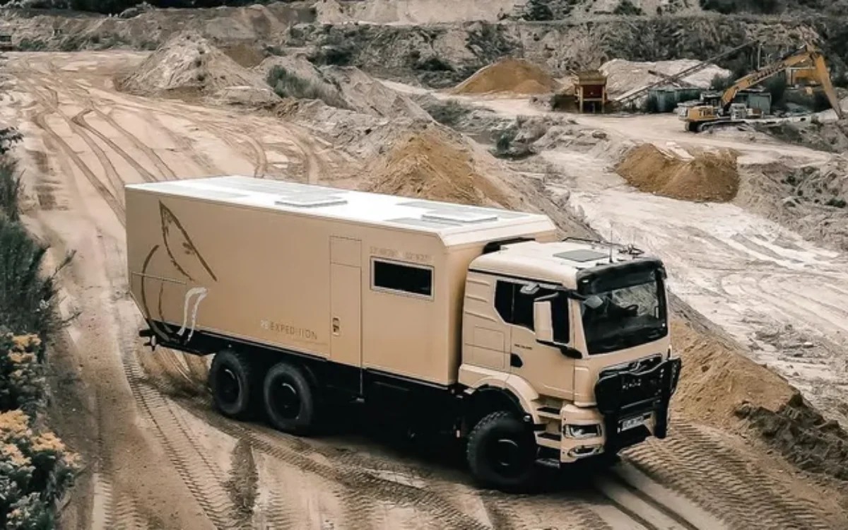 Descubra o motorhome de luxo 6x6 que desafia terrenos difíceis com tração em todas as rodas e robustez impressionante.