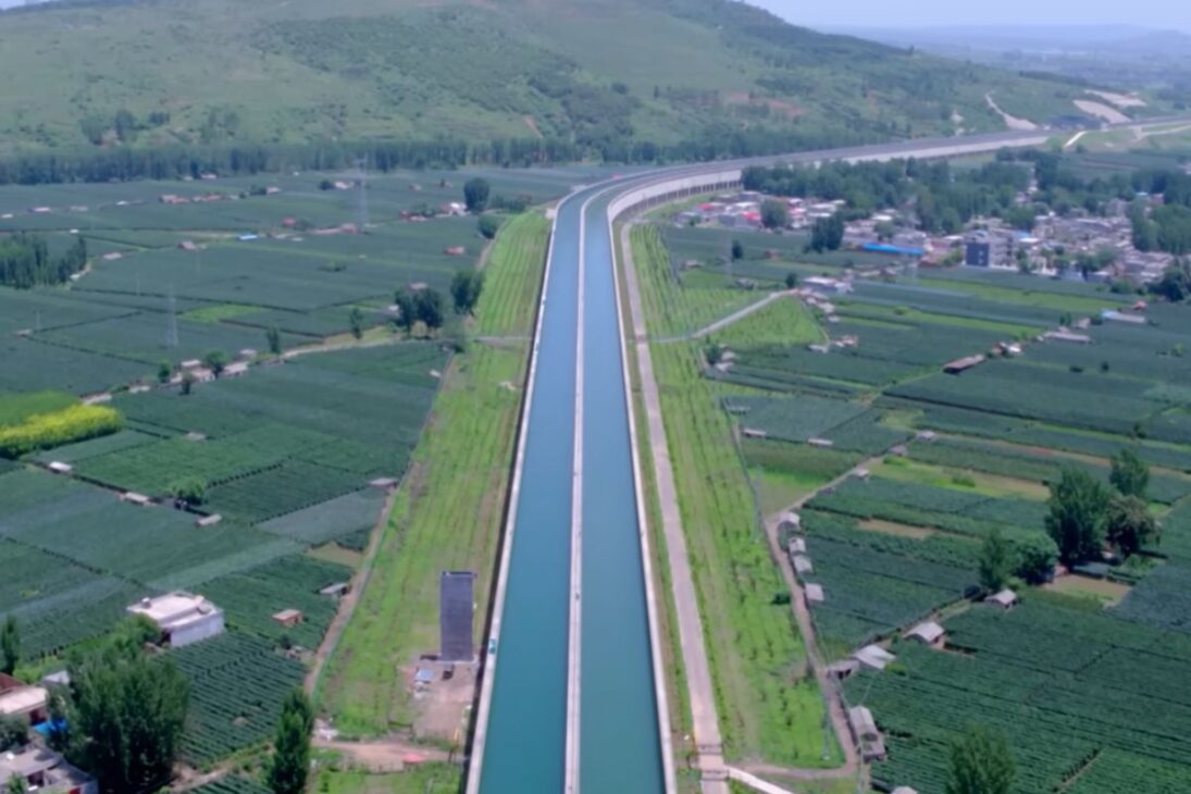 China apuesta en la ruta central por gravedad para llevar 45 billones de litros hasta Pekín en 15 días y rediseñar el abastecimiento del norte con una red de 4.350 km.