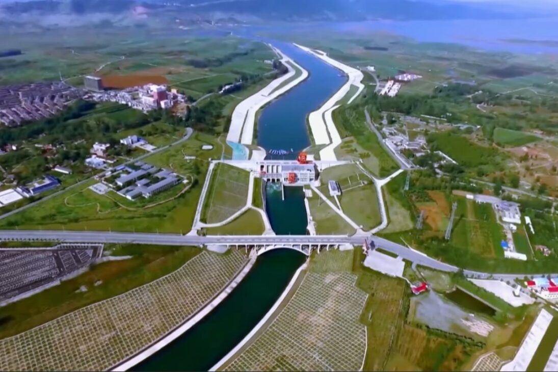 China apuesta en la ruta central por gravedad para llevar 45 billones de litros hasta Pekín en 15 días y rediseñar el abastecimiento del norte con una red de 4.350 km.