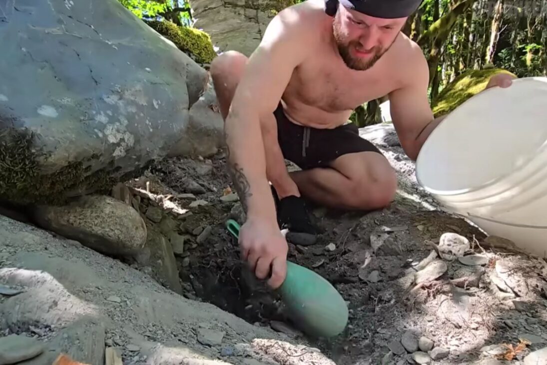 La Carrera del Oro expone cómo la roca matriz, el highbanker, el detector de metales y las pepitas cambian decisiones de garimpo, al mostrar por qué el oro grueso se concentra bajo piedras antiguas, en fisuras compactadas, y cómo las reglas y el esfuerzo moldean el resultado final.