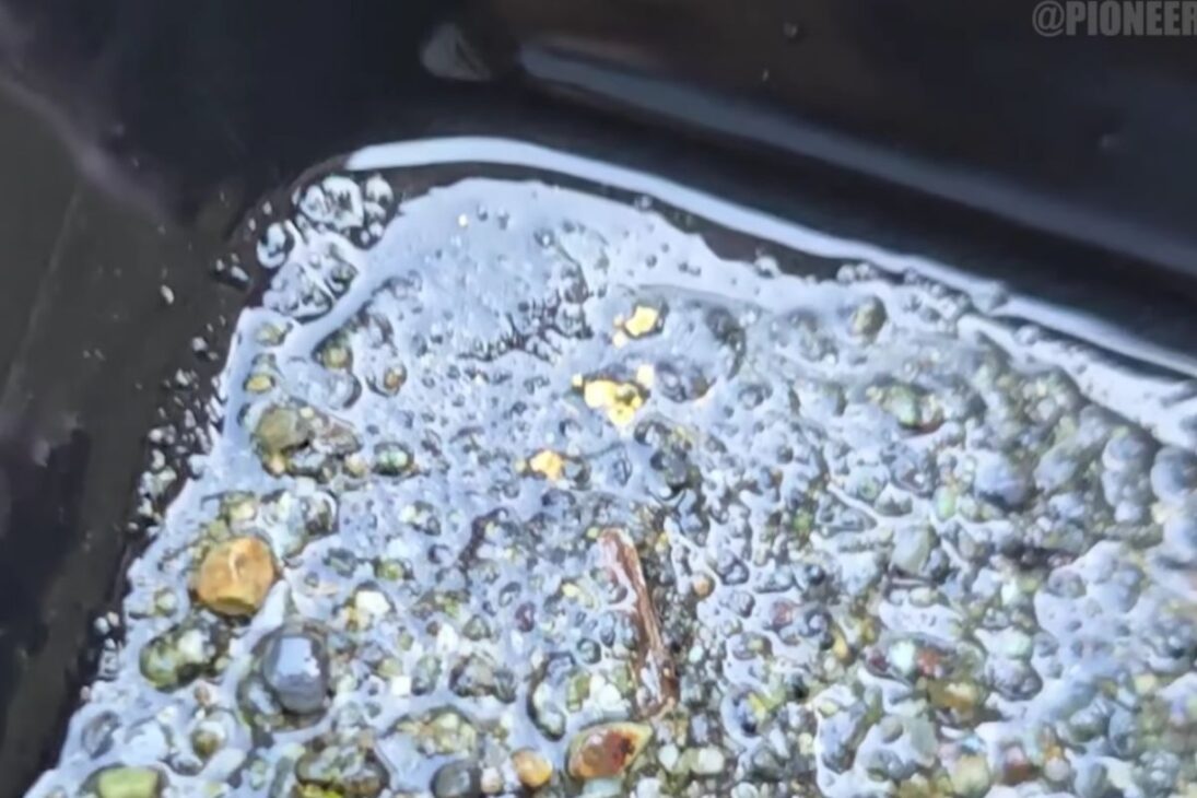 La Carrera del Oro expone cómo la roca matriz, el highbanker, el detector de metales y las pepitas cambian decisiones de garimpo, al mostrar por qué el oro grueso se concentra bajo piedras antiguas, en fisuras compactadas, y cómo las reglas y el esfuerzo moldean el resultado final.