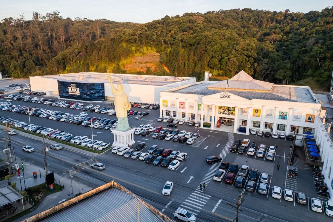Havan promete R$ 1,2 bilhão até 2026 para abrir 15 novas lojas, acelerar megastores em Goiânia e repetir 200 empregos diretos por unidade, mirando 200 unidades num plano que pode mexer com o varejo local.