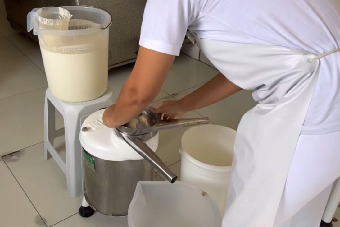 biomédica busca control del leche con pasteurizador y desnatadora y transforma queso en rutina en el sitio.