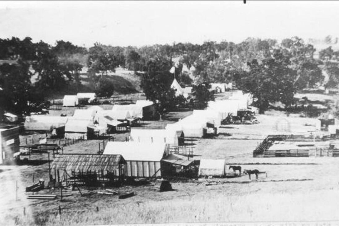 ciudad sumergida en lago vuelve al radar cuando sensores mapean puente y avión, revelando cimientos, represa y pistas de la Fiebre del Oro en el valle borrado.