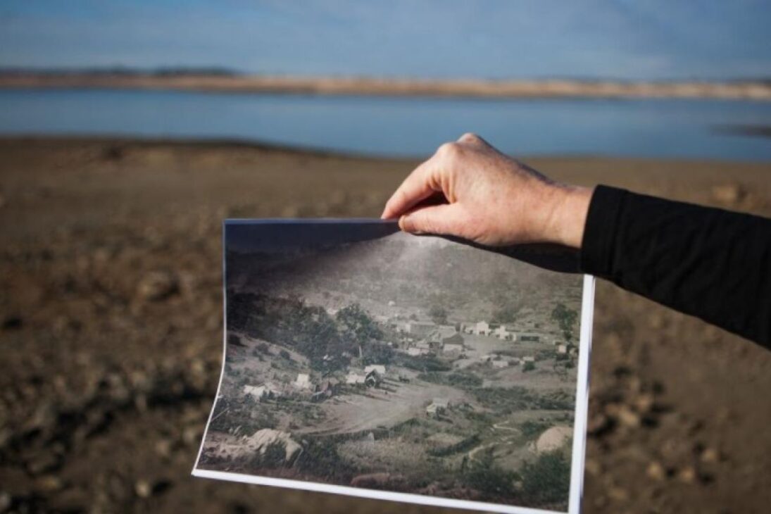 ciudad sumergida en lago vuelve al radar cuando sensores mapean puente y avión, revelando cimientos, represa y pistas de la Fiebre del Oro en el valle borrado.