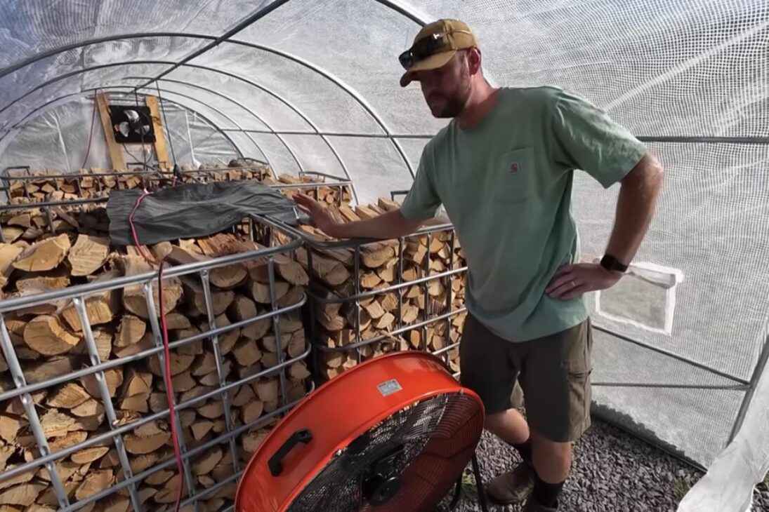 Estufa fuera de la red acelera secado y expone control de humedad: con ventiladores, exaustor y paneles, la lluvia y el piso cambian el resultado y exigen barrera de vapor doble.