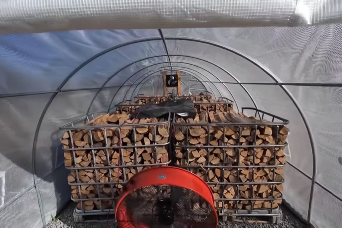 Estufa fuera de la red acelera secado y expone control de humedad: con ventiladores, exaustor y paneles, la lluvia y el piso cambian el resultado y exigen barrera de vapor doble.