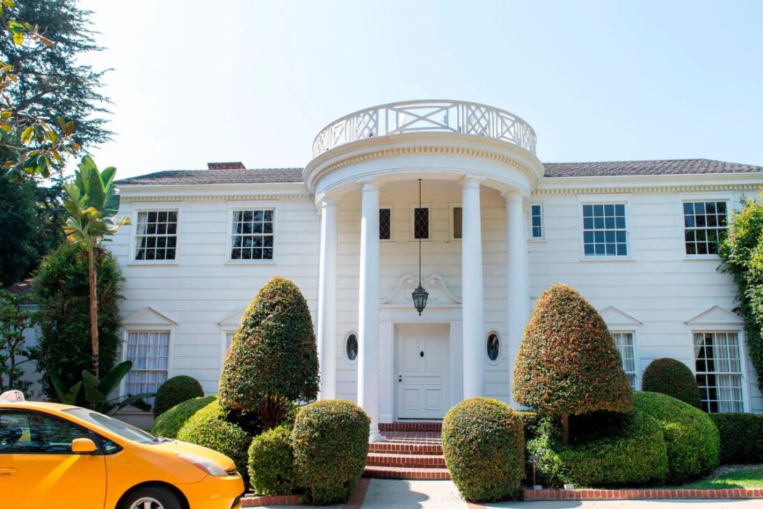 La mansión de Un Maluco no Pedaço está a la venta en Brentwood, Los Ángeles, por 25 millones de dólares, con pasado en Airbnb y conexión con Will Smith, reuniendo 7 habitaciones, 9 baños y piscina después de 48 años fuera del mercado.