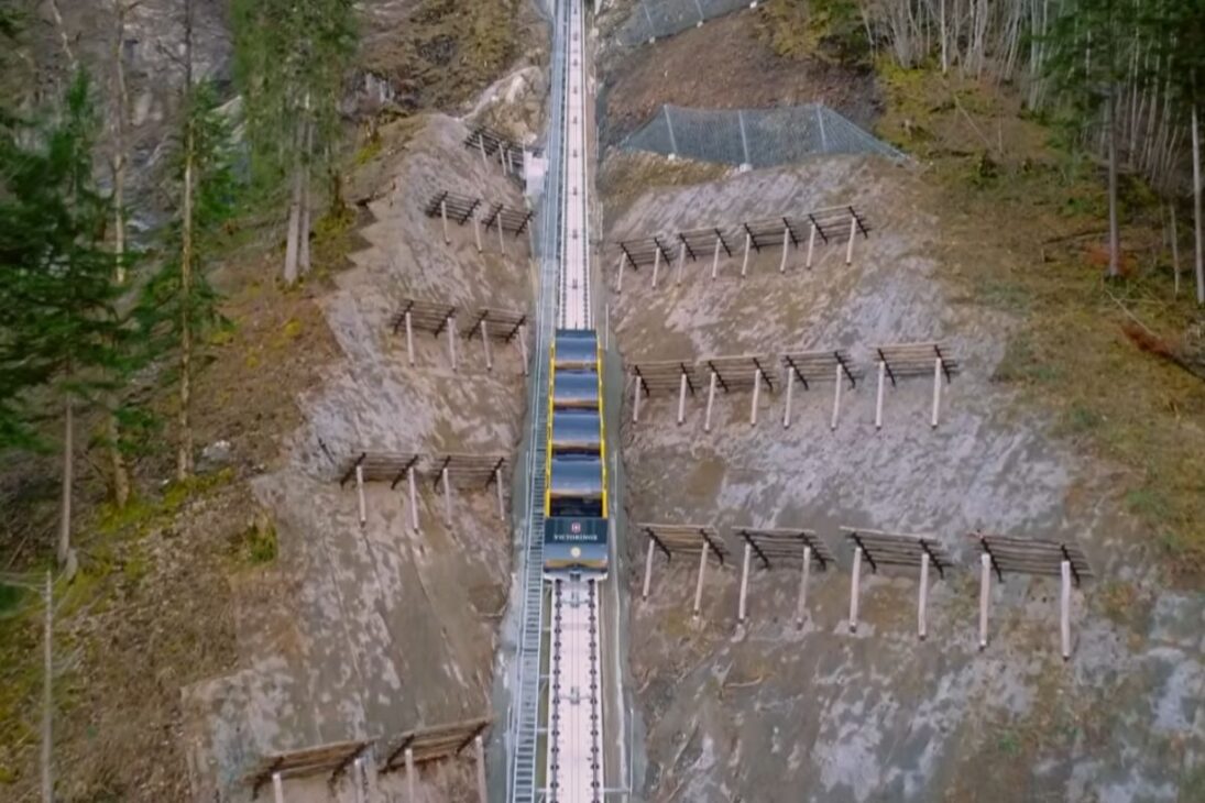 ferrocarril más empinado del mundo en Suiza: funicular con cabinas niveladas en Los Alpes Suizos, tracción por cremallera y frenos dinámicos para subir 1.115 metros en 5 km y bajar con control.