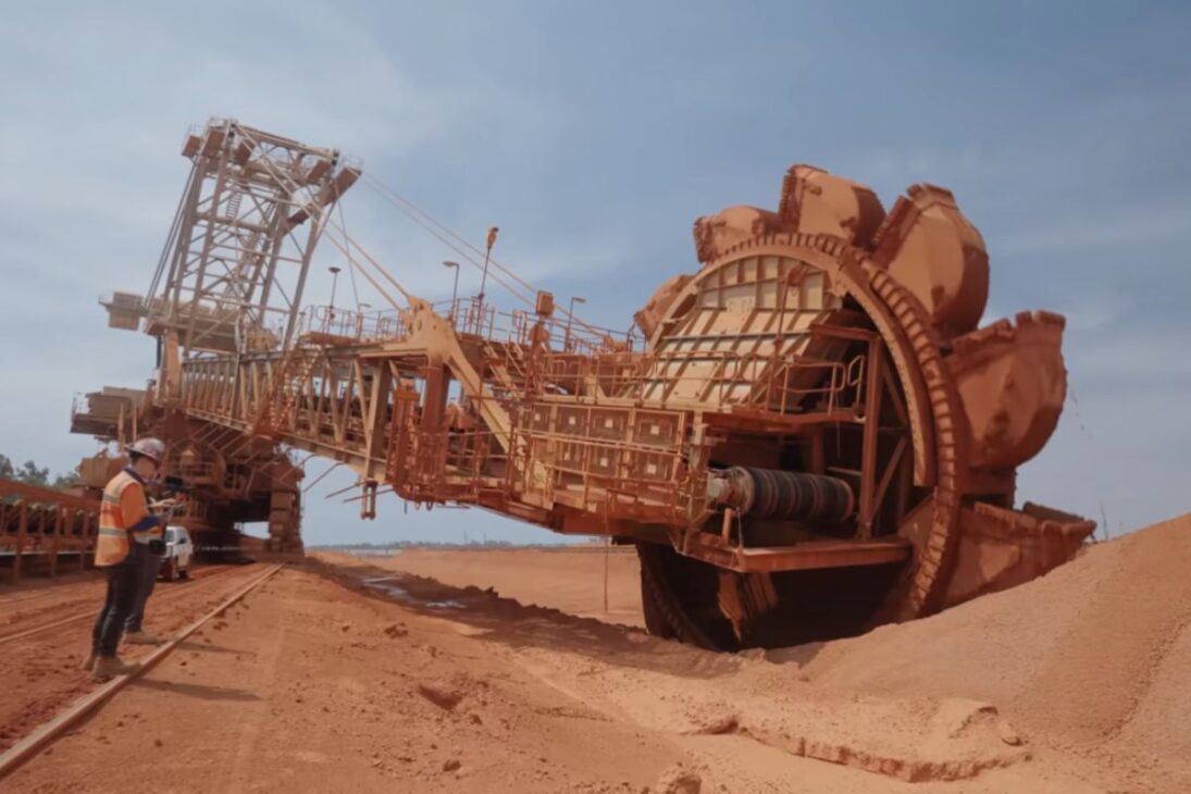 En La Mina Que Opera Como Un Reloj, Rio Tinto Acelera La Bauxita Con Caterpillar 993 Y GPS, Mantenido 6.000 T/h En La Planta Y Llevando Cargas A Barcos En Ciclos Continuos.