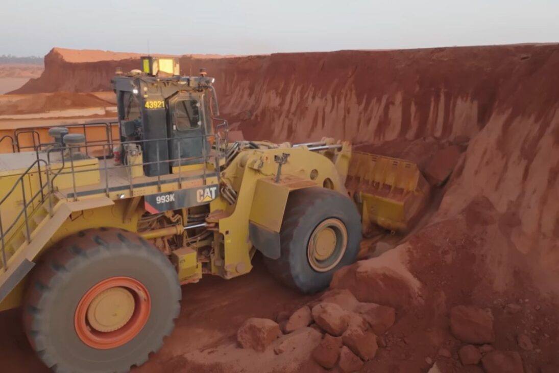 En La Mina Que Opera Como Un Reloj, Rio Tinto Acelera La Bauxita Con Caterpillar 993 Y GPS, Mantenido 6.000 T/h En La Planta Y Llevando Cargas A Barcos En Ciclos Continuos.